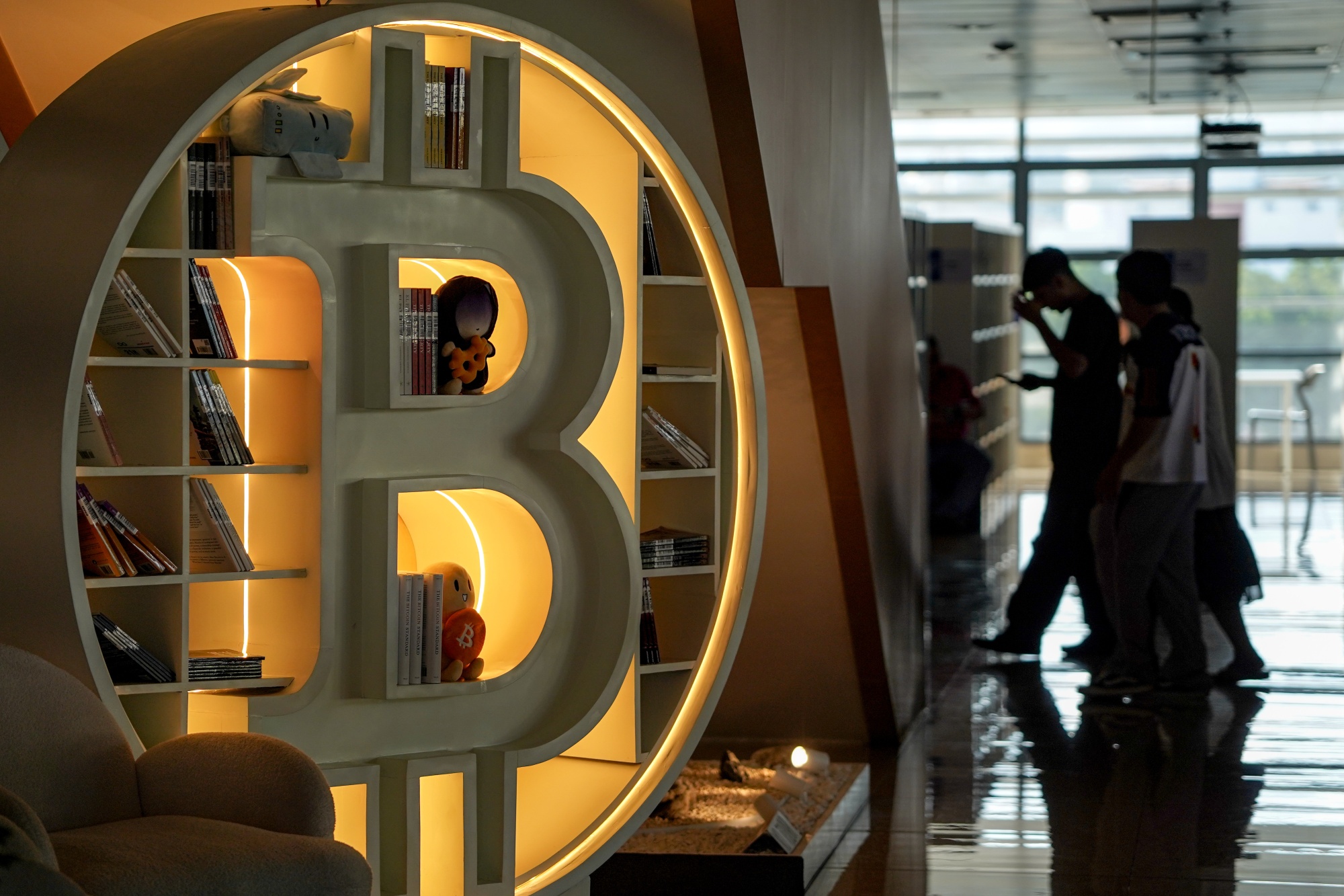 比特币价格突破7万美元，交易员在战争紧张局势中平仓