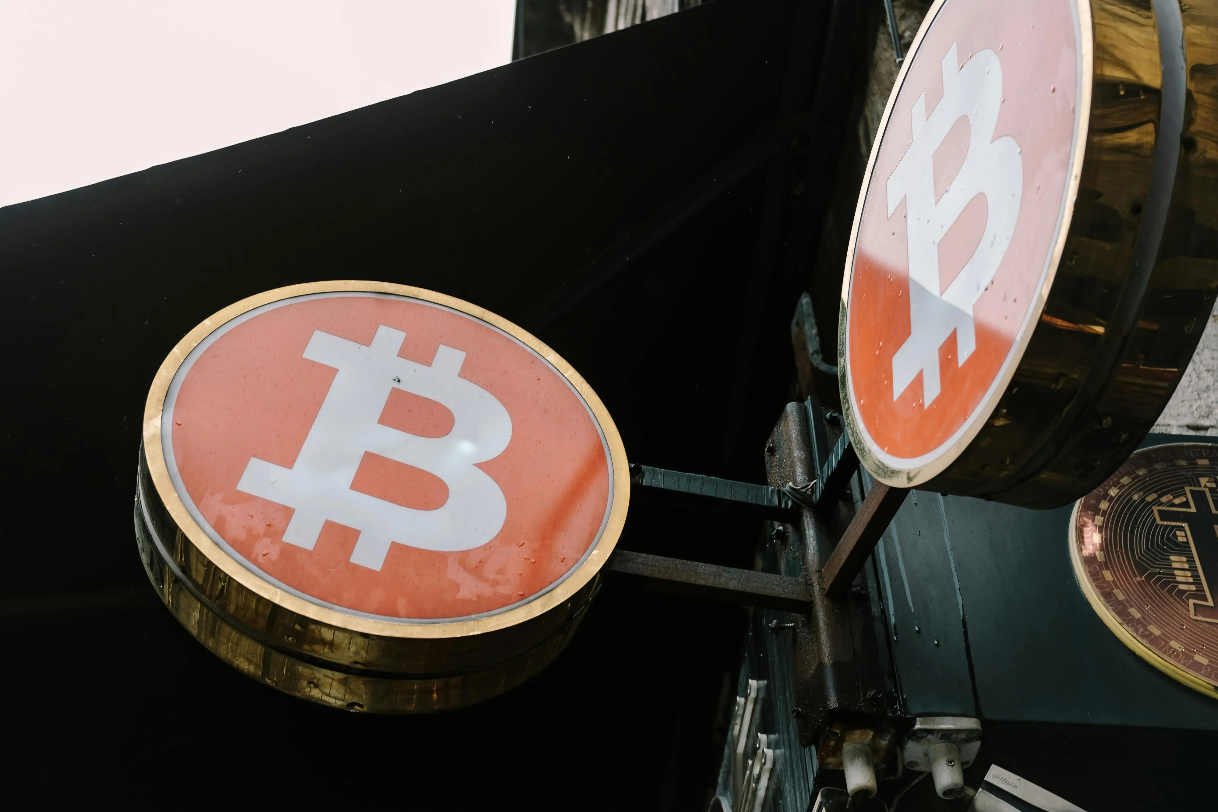 华尔街卖币，老钱包接盘：BTC所有权正在重新洗牌