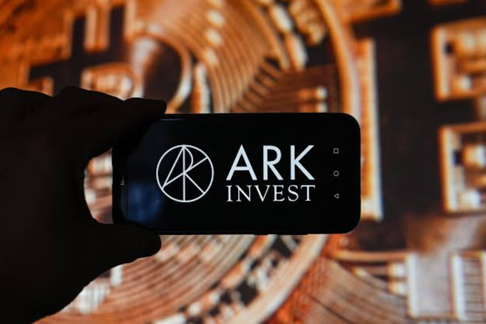 ARK 大举买入加密概念股：风险更低，还是双重承压？