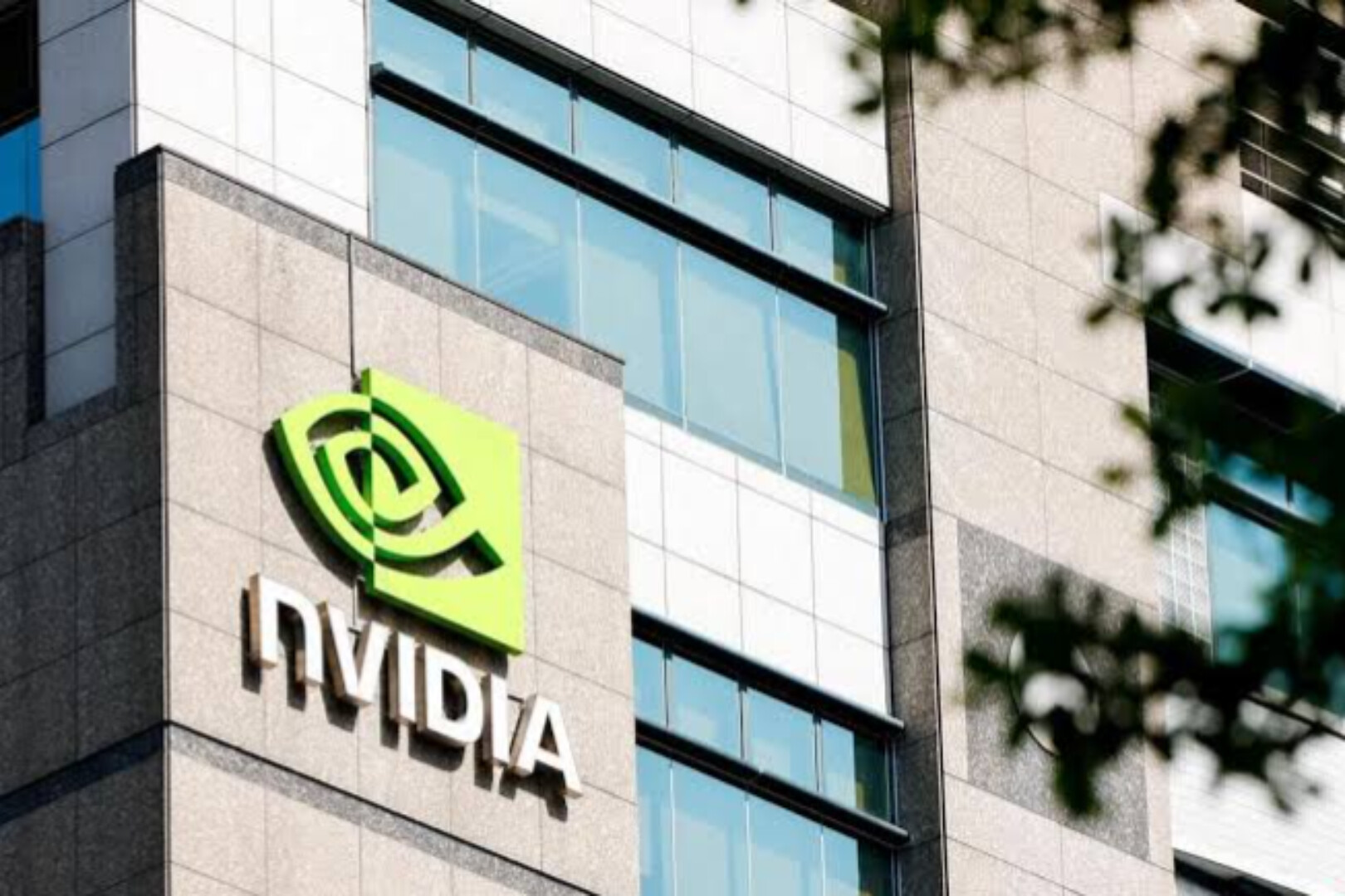 英伟达罕见"掉链子"：主力产品延期一年， AMD 和谷歌迎来窗口期