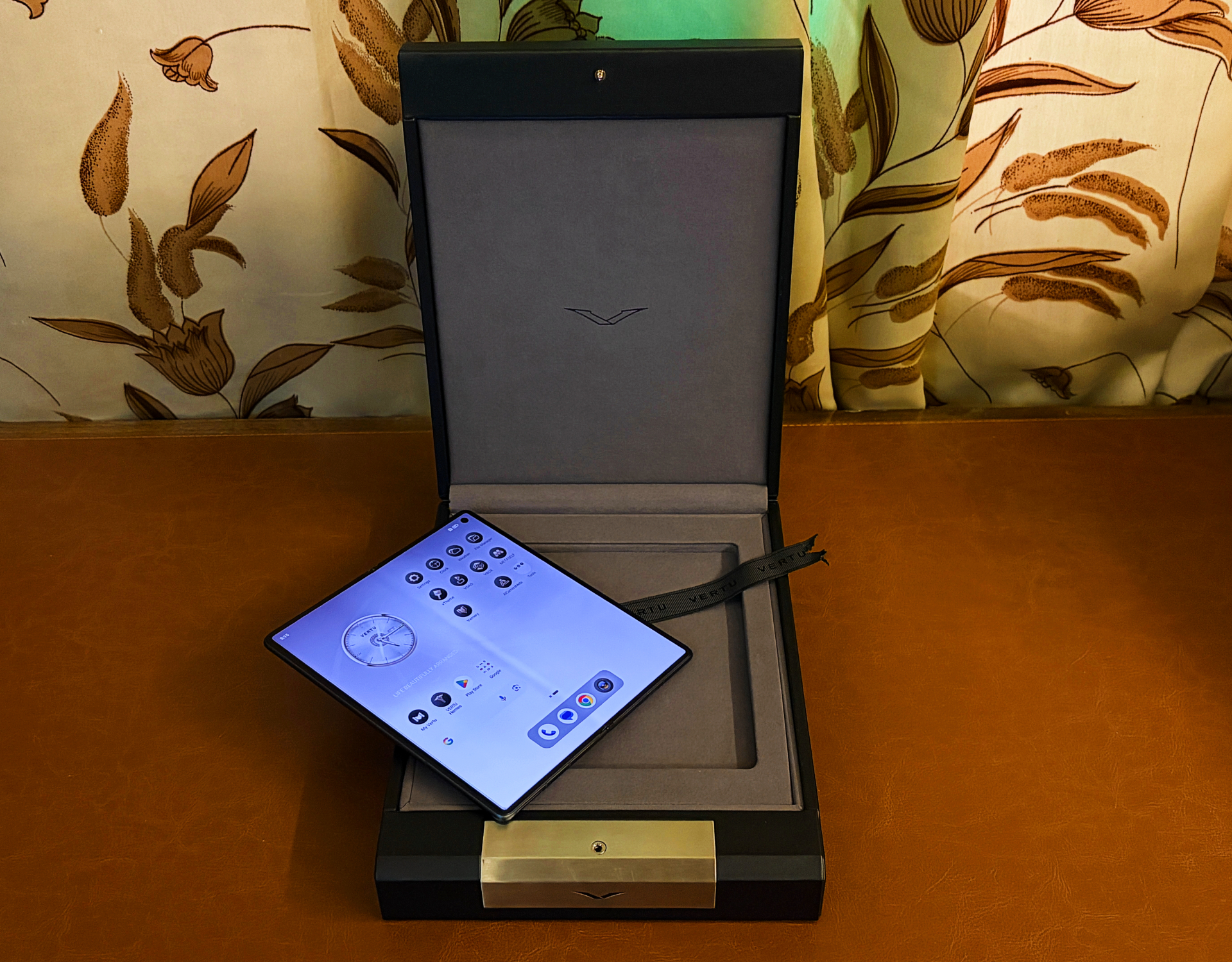 Vertu Alphafold：一部售价近7000美元的AI智能体手机，它真能替代高管助理？