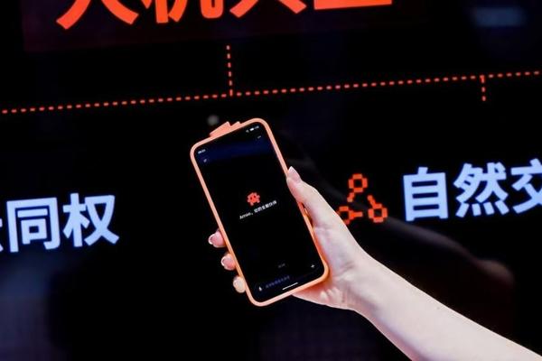 荣耀、豆包领衔，WAIC上的AI手机，开始跟你抢事做了