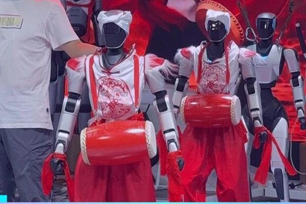 从烤披萨到拿快递，满场跑的机器人终于要进你家了｜WAIC 2026全面探展