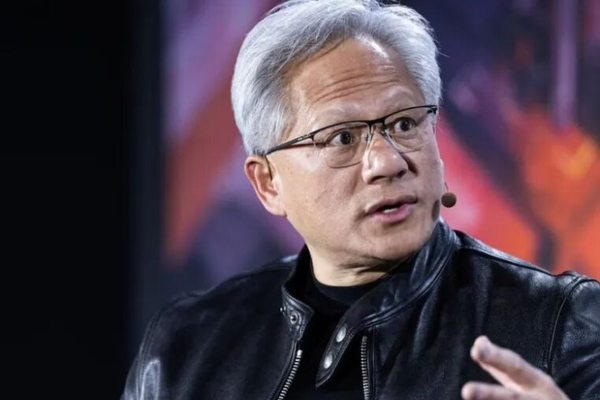 黄仁勋站在 AI 产业的十字路口呐喊：力挺开源