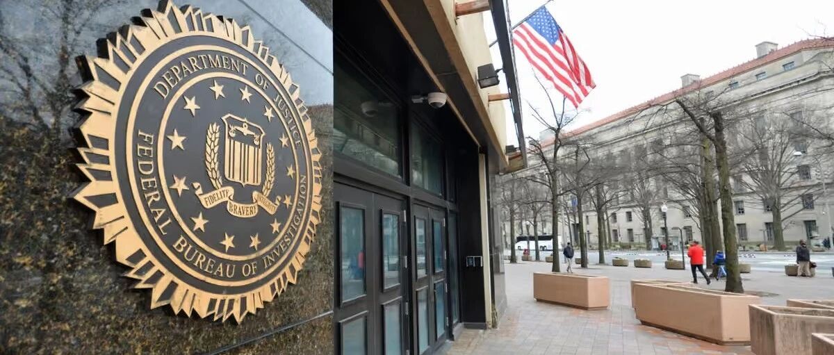 美帝公务员还是嫩 利用职权偷了100万美金 就受不了煎熬了